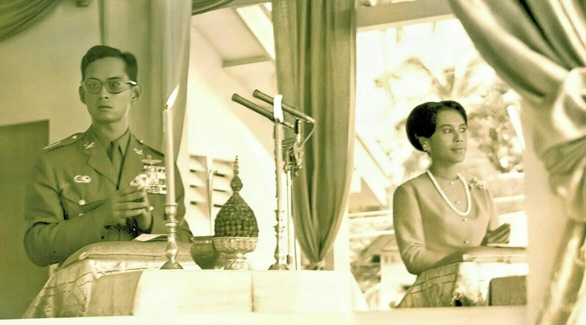 พระบาทสมเด็จพระเจ้าอยู่หัว พร้อมด้วยสมเด็จพระนางเจ้าสิริกิติ์ พระบรมราชินีนาถ เสด็จพระราชดำเนินไปยังวัดพระบรมธาตุไชยาฯ สดับพระธรรมเทศนา โดย พุทธทาสภิกขุ เมื่อปี พ.ศ. 2510 24 IMG 20250813 232245