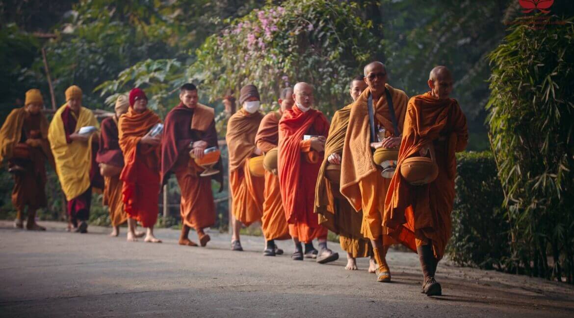 พระสงฆ์จากหลากนิกายและหลายประเทศ ร่วมกันออกบิณฑบาตรับปีใหม่ 2569 ณ วัดไทยสารนาถ เมืองพาราณสี ประเทศอินเดีย 17 610635817 1309788437843416 1668902363951777464 n