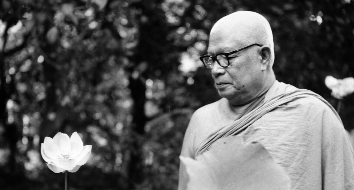 “ไม่ต้องรู้ธรรมะทั้งหมด…แค่รู้ว่าทุกข์เกิดจากอะไร” หัวใจพุทธศาสนาที่พุทธทาสภิกขุชี้ทางไว้ 2 อ.จ พุทธทาส 190 cr