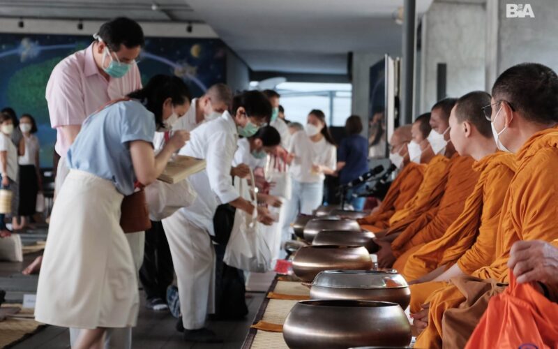 ทำบุญตักบาตรเดือนเกิด สวนโมกข์กรุงเทพ