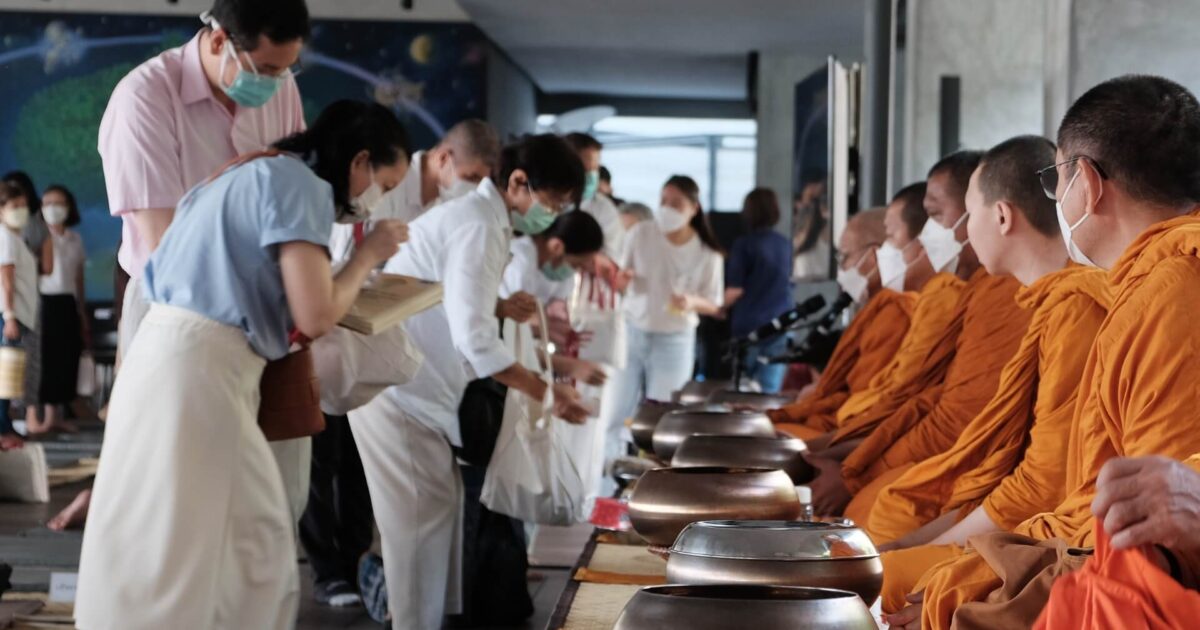 ทำบุญตักบาตรเดือนเกิด สวนโมกข์กรุงเทพ