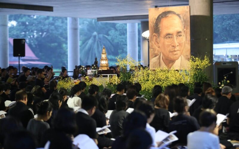 น้อมปฏิบัติภาวนาเพื่ออุทิศถวายเป็นพระราชกุศลแด่พระบาทสมเด็จพระปรมินทรมหาภูมิพลอดุลยเดช