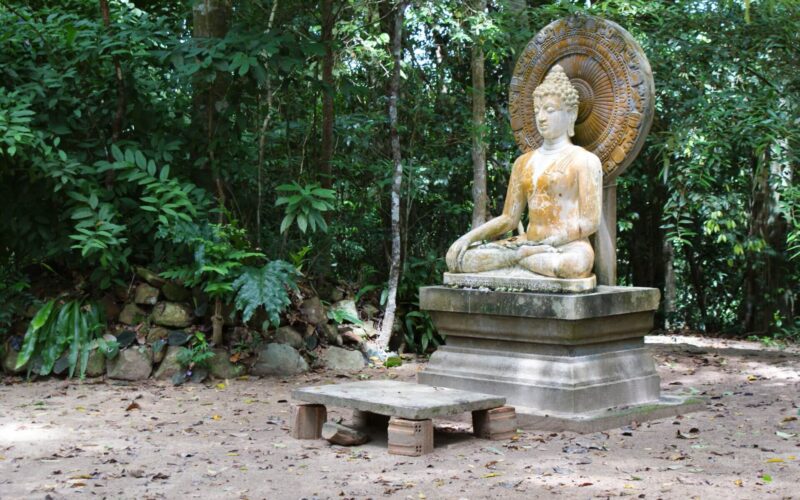 พระประธานในโบสถ์แบบสวนโมกข์