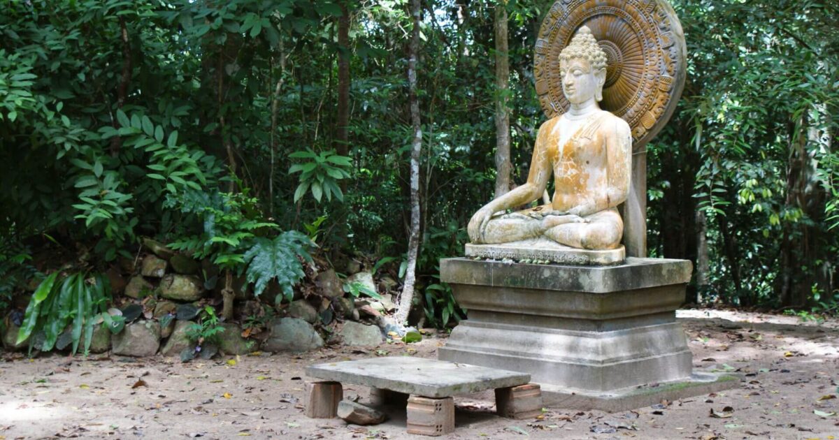 พระประธานในโบสถ์แบบสวนโมกข์