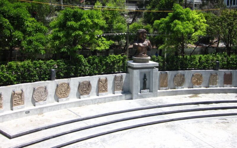 ลานหินโค้ง