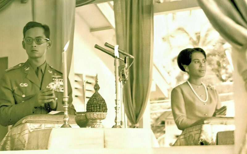 พระบาทสมเด็จพระเจ้าอยู่หัว พร้อมด้วยสมเด็จพระนางเจ้าสิริกิติ์ พระบรมราชินีนาถ เสด็จพระราชดำเนินไปยังวัดพระบรมธาตุไชยาฯ สดับพระธรรมเทศนา โดย พุทธทาสภิกขุ เมื่อปี พ.ศ. 2510