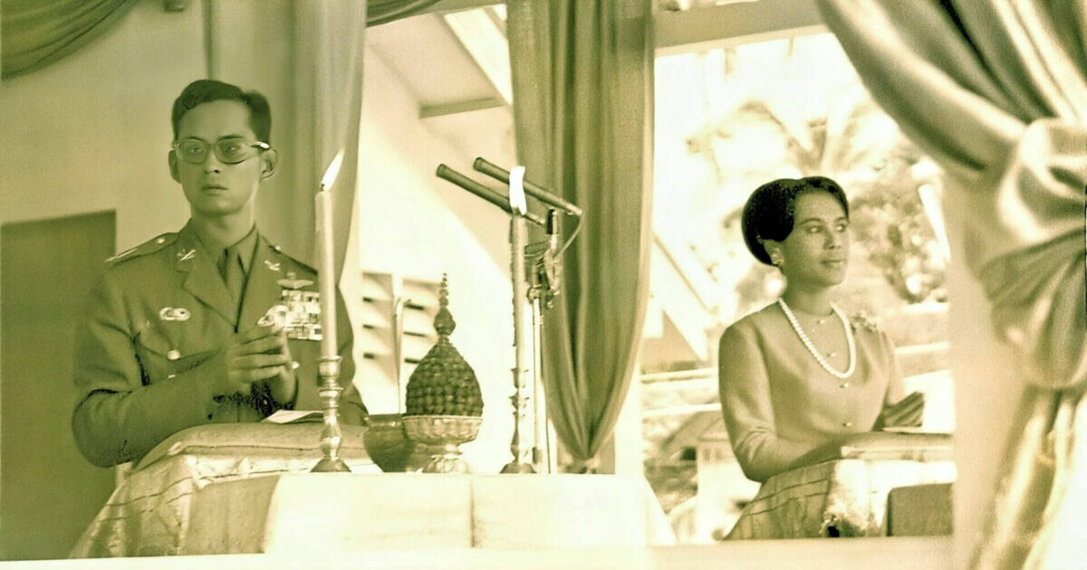 พระบาทสมเด็จพระเจ้าอยู่หัว พร้อมด้วยสมเด็จพระนางเจ้าสิริกิติ์ พระบรมราชินีนาถ เสด็จพระราชดำเนินไปยังวัดพระบรมธาตุไชยาฯ สดับพระธรรมเทศนา โดย พุทธทาสภิกขุ เมื่อปี พ.ศ. 2510