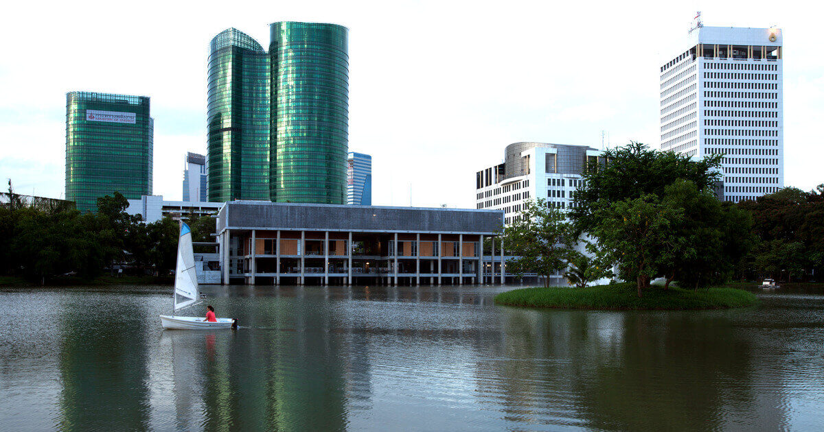 หอจดหมายเหตุพุทธทาส-มุมมองจากสวนรถไฟ_cr